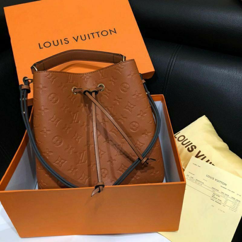 

FASHION SERUT EMBOS LEATHER (AD NO SERI) 25*25*16 GOOD QUALITY KELENGKAPAN FREE BOX + TALI PANJANG