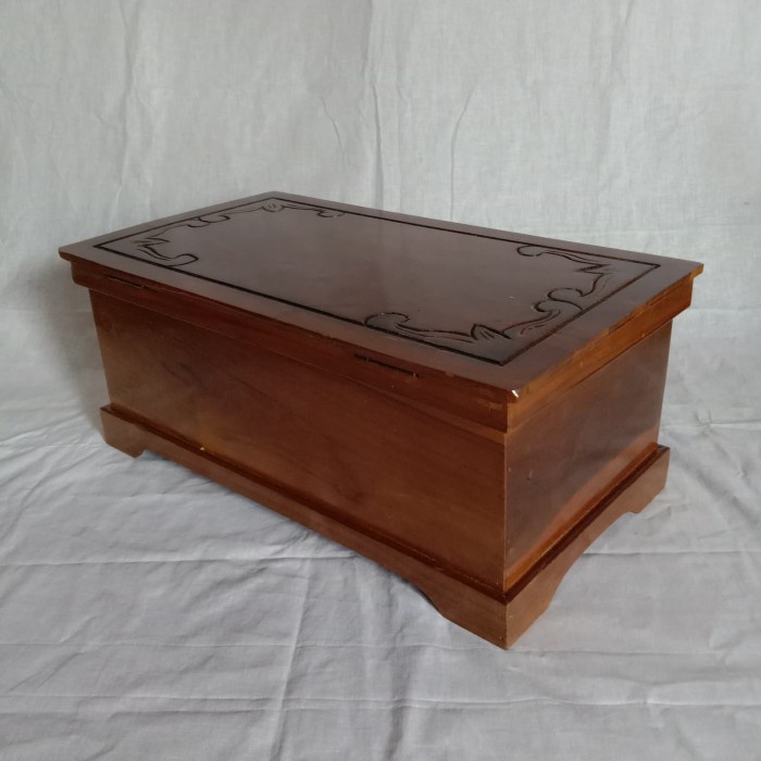 Kotak Penyimpanan Benda Pusaka Kayu Jati Ukir