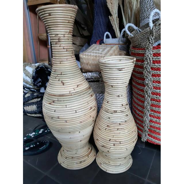 Guci rotan besar