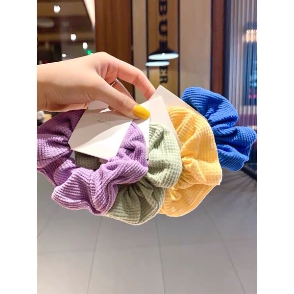 IKAT RAMBUT SCRUNCHIE SATIN SILK GLOSY IMPORT KOREA / SCRUNCHIE JUMBO WARNA WARNI / IKAT RAMBUT MOTIF KEREN ESTETIK MIRIP ARTIS / CEPOL HIJAB / HAIRBAND KUNCIRAN UNIK / AKSESORIS FASHION WANITA GOOD QUALITY / PREMIUM KOREA STYLE