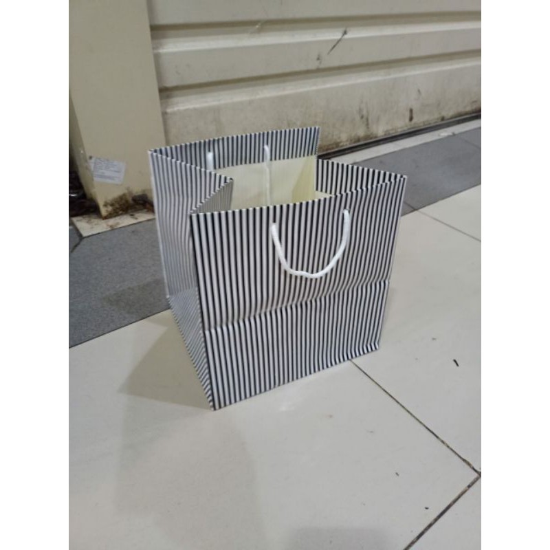 

paper bag nasi box 20 garis hitam putih isi 12 pcs terlaris dan termurah