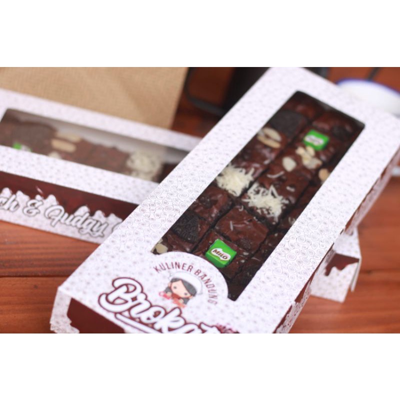 

Chee-Bhot Fudgy Brownies panggang Sekat ukuran 30x10 (berat 500gr) isi 30 pcs
