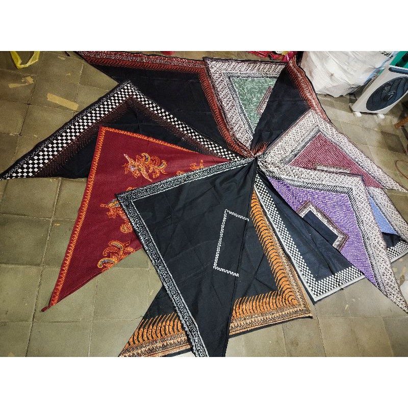 Udeng segitiga 10 motif / udeng jawa / udeng jaranan / iket bali / udeng bali / barongan / ganong / topeng ganong / bujang ganong / barongan devil / barongan kediri / celeng / kuda lumping / jaranan / kuda kepang / topi / slayer / songkok / kopyah / psht