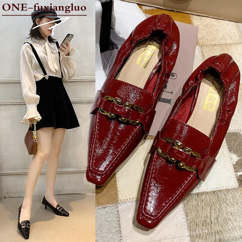 Sandal wanita dan sandal dengan tumit rendah runcing Sandal wanita dan sandal dengan tumit rendah runcing