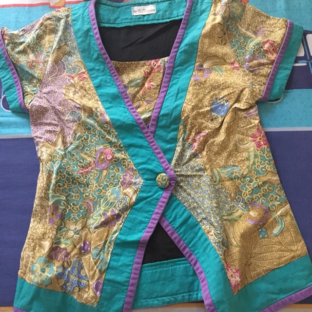 Dea valencia - asymetric tops kimono batik