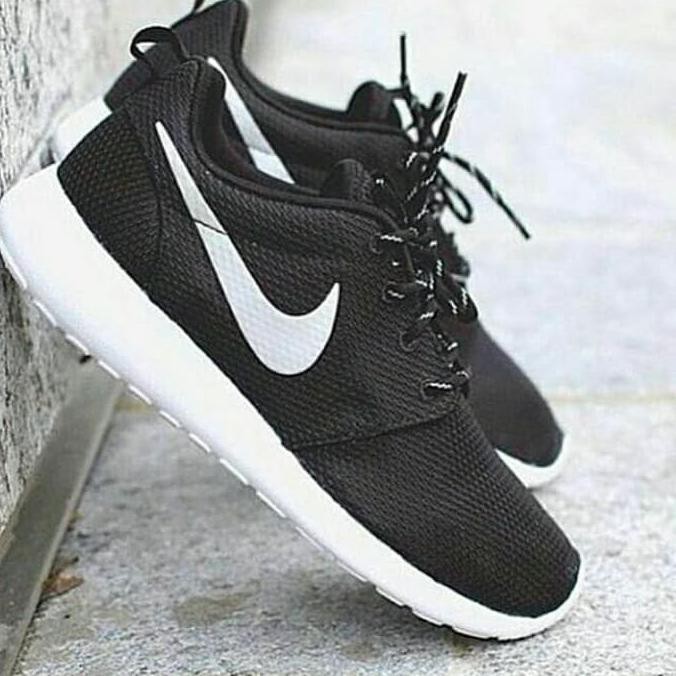 nike roshe run black white