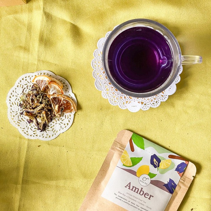 

Amber Tea | Bunga Telang, Kayu Manis, Lemon Kering, Daun Stevia | Teh Buah Seduh | Tea Blend | Kraft Paper, Toples, Tea Bags