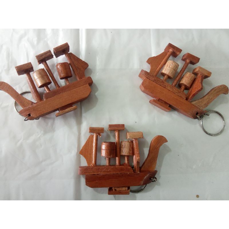 mainan kapal. miniatur kapal laut. gantungan kunci. mainan anak
