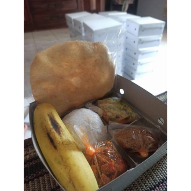 

Nasi box daging rendang