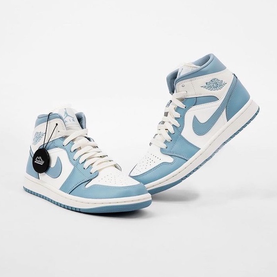 Air Jordan 1 Mid UNC 2022