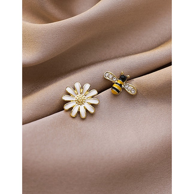 LRC Anting Tusuk Fashion White Asymmetrical Diamond Drop Earrings With Bee And Daisy K41973