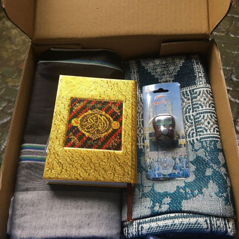 

HAMPERS - Sarung, Sajadah, Tasbih Digital, Al-Qur'an