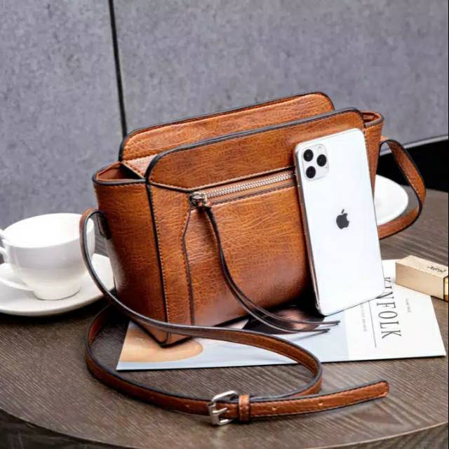 Hot promo Stradivarius import / kualitas terbaik/ selempang / sling bag / tas Stradi / tas wanita