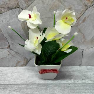 dapat 4 Bunga Hias Mini Anggrek Vanda Artificial dapat 4 Bunga Hias Mini Anggrek Vanda Artificial