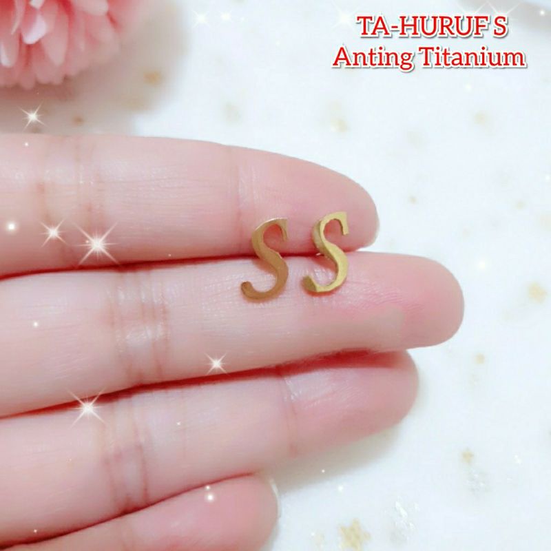 Fourfashion Anting Tusuk Titanium Huruf/Inisial Anti Karat Premium