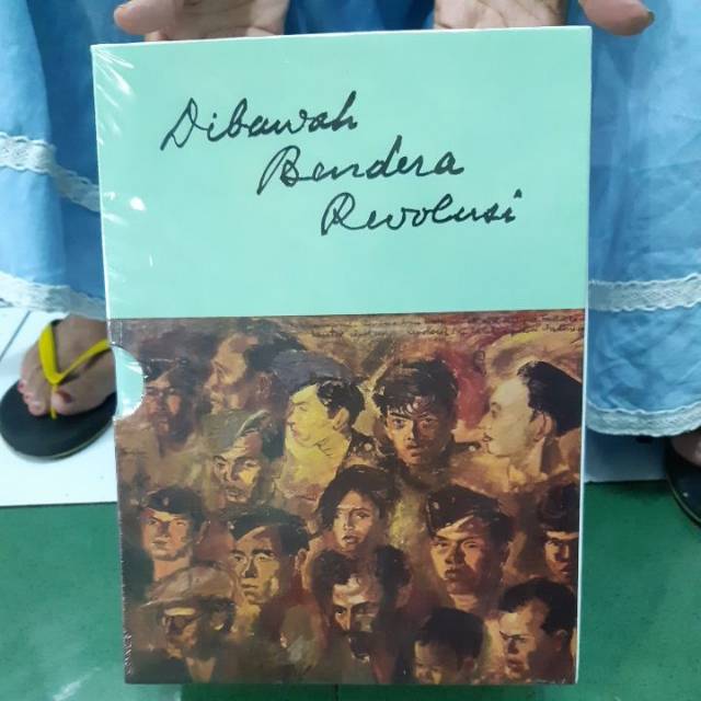 Di bawah Bendera Revolusi