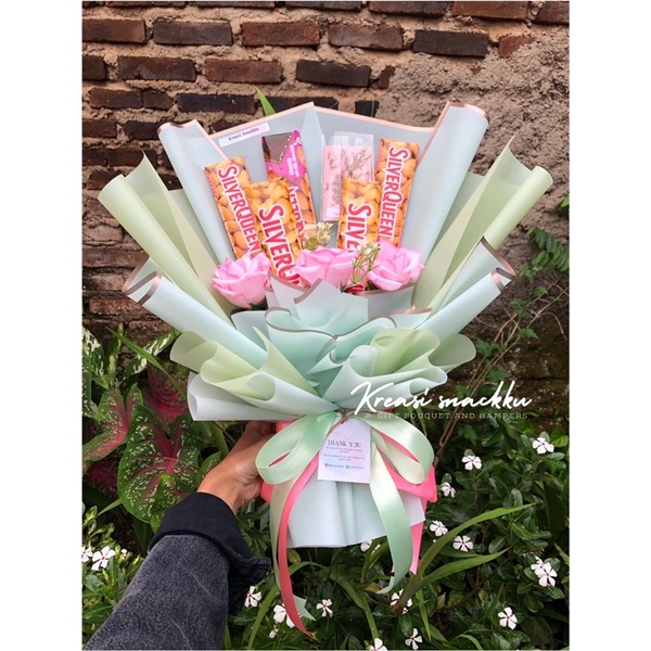 

BUKET COKLAT Silverqueen/Cadgury (sudah pakai aksesoris bunga)