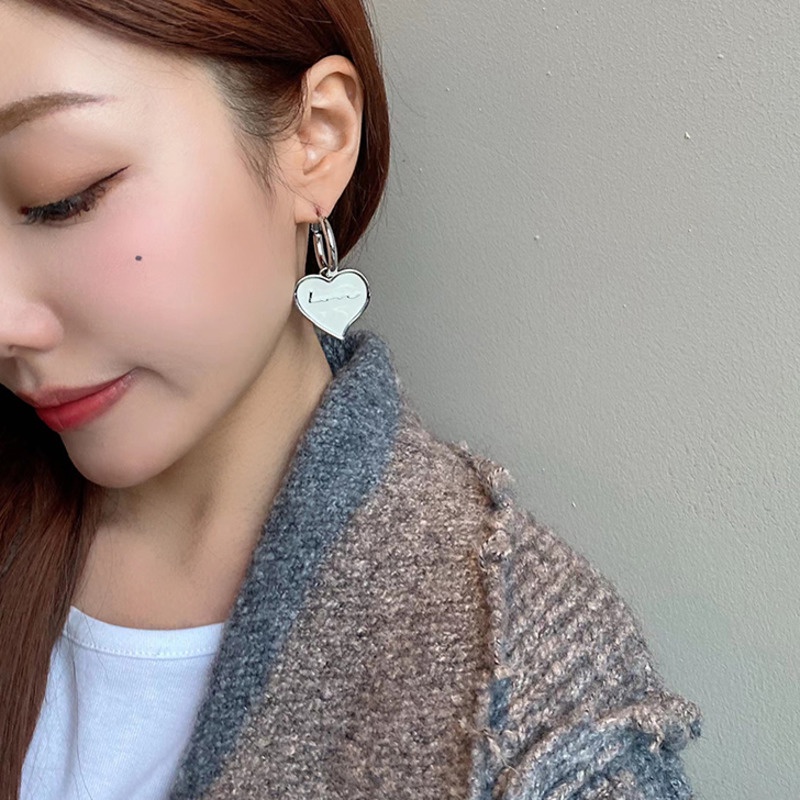 Anting Bentuk Hati Bahan Metal Gaya Vintage Korea