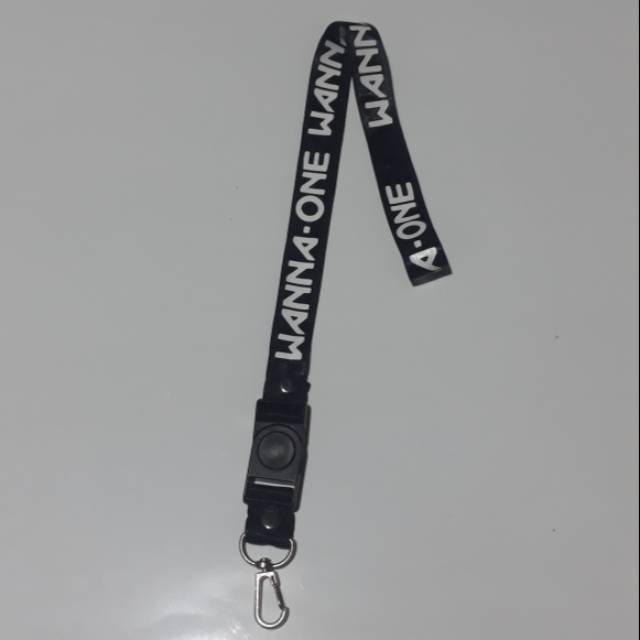 

WANNA ONE GANTUNGAN TALI LANYARD ID CARD KEYRING KEYCHAIN KPOP