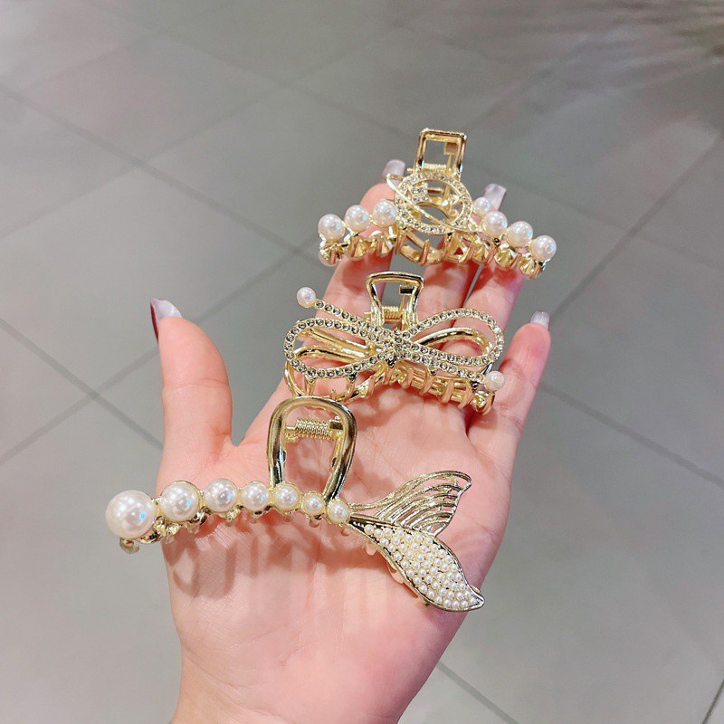 Jepit Rambut Bentuk Hiu Aksen Mutiara Dan Berlian Imitasi Bahan Alloy Gaya Korea Untuk Wanita