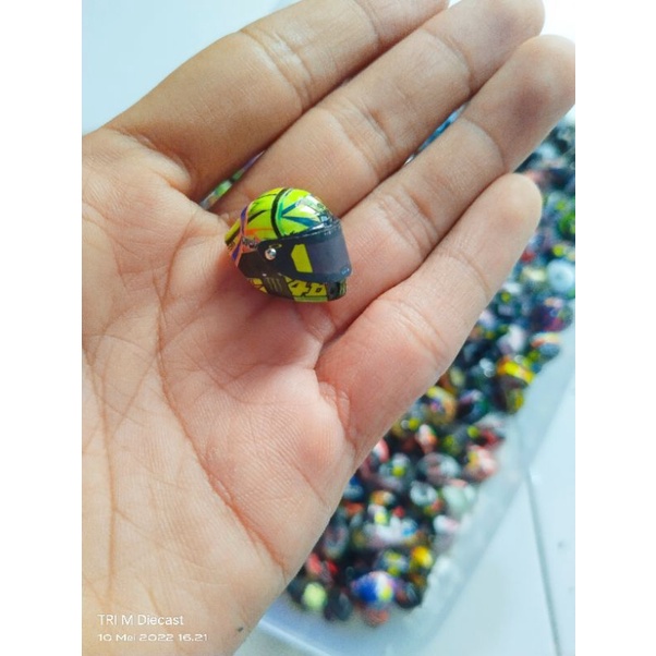 miniatur helm rossi soleluna 2017 skala 1:18