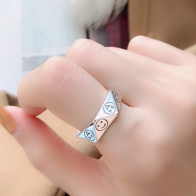 Cincin Desain smiley face Aksen Berlian Untuk Wanita