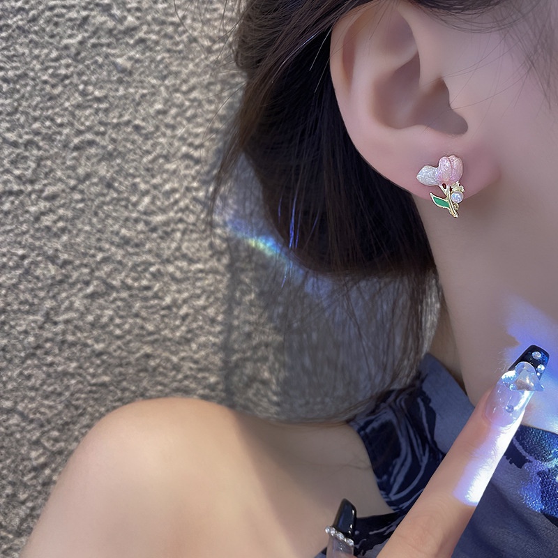 Anting Stud Bentuk Tulip Aksen Mutiara Bahan Metal Untuk Wanita