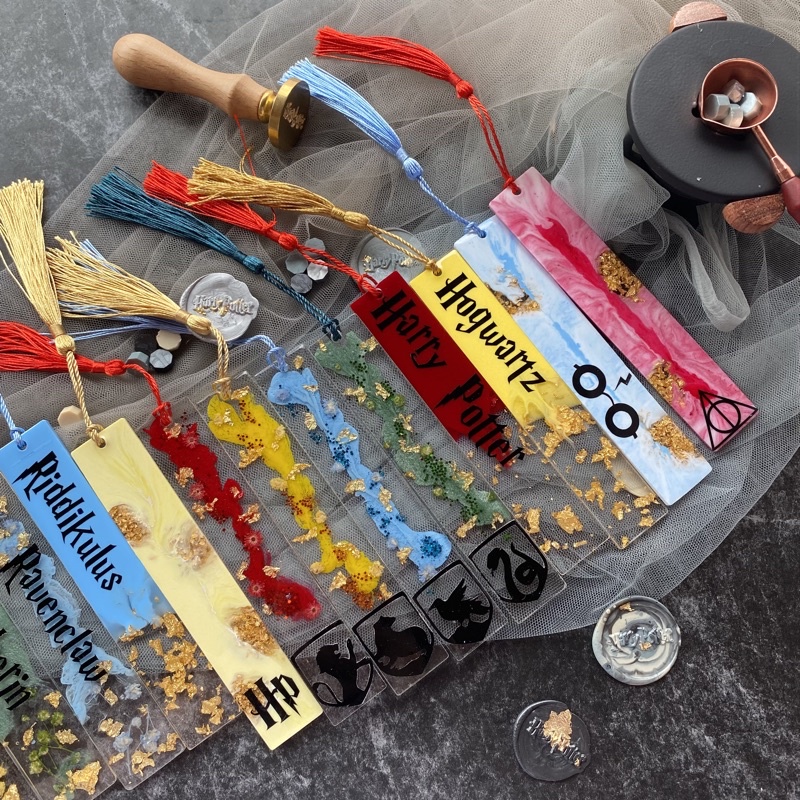 

Resin Bookmark Harry Potter Hogwartz Gryffindor Ravenclaw Slytherin Hufflepuff Halloween
