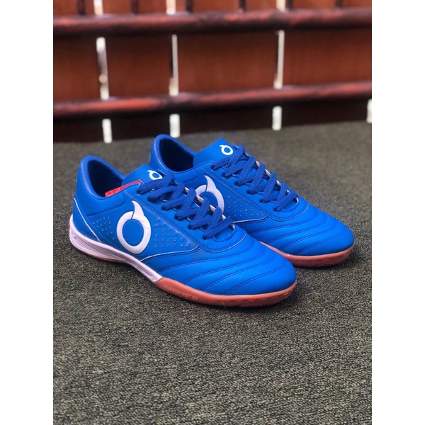 sepatu futsal ourtuseight