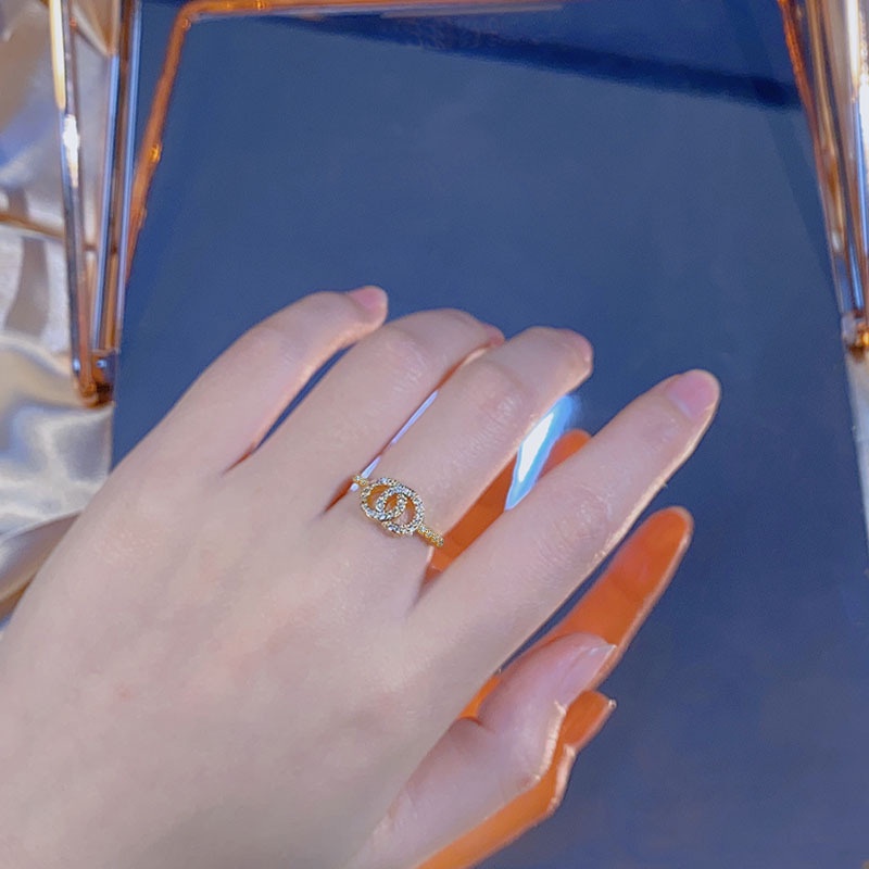 Eropa Amerika Fashion Gaya Baru Interlocking Ring Double O Letter Ring Diamond-studded Influencer Gaya Yang Sama Cincin Perempuan Anti-fading Pasangan Cincin Reksa Hadiah