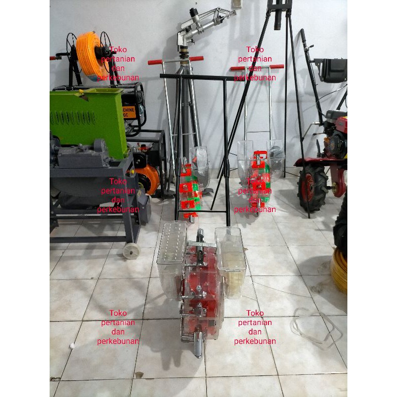 Alat tanam jagung dorong 2 fungsi penanam dan pemupuk merk CROWN LANDAK CMS-036