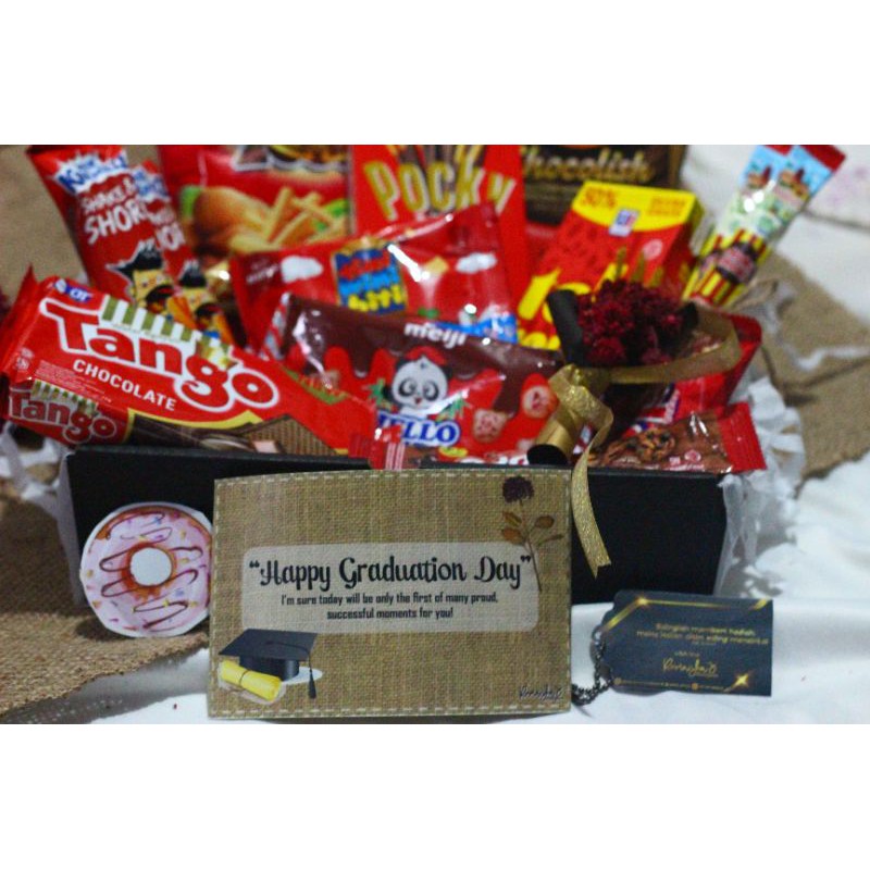 

HAMPERS GRADUATION SNACKBOX GIFTBOX KADO HADIAH SNACK CEMILAN |FREE KARTU UCAPAN|