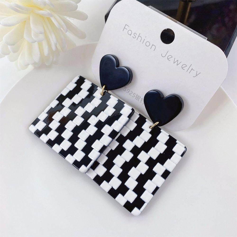 [Elegan] Checkerboard Plaid Earrings Temperamen Hati Sederhana Wanita Anting Perempuan Akrilik Hitam Dan Putih