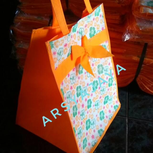 

Tas goodie bag spunbound / tas hantaran berkat / tas hajatan / tas berkat / souvenir haji