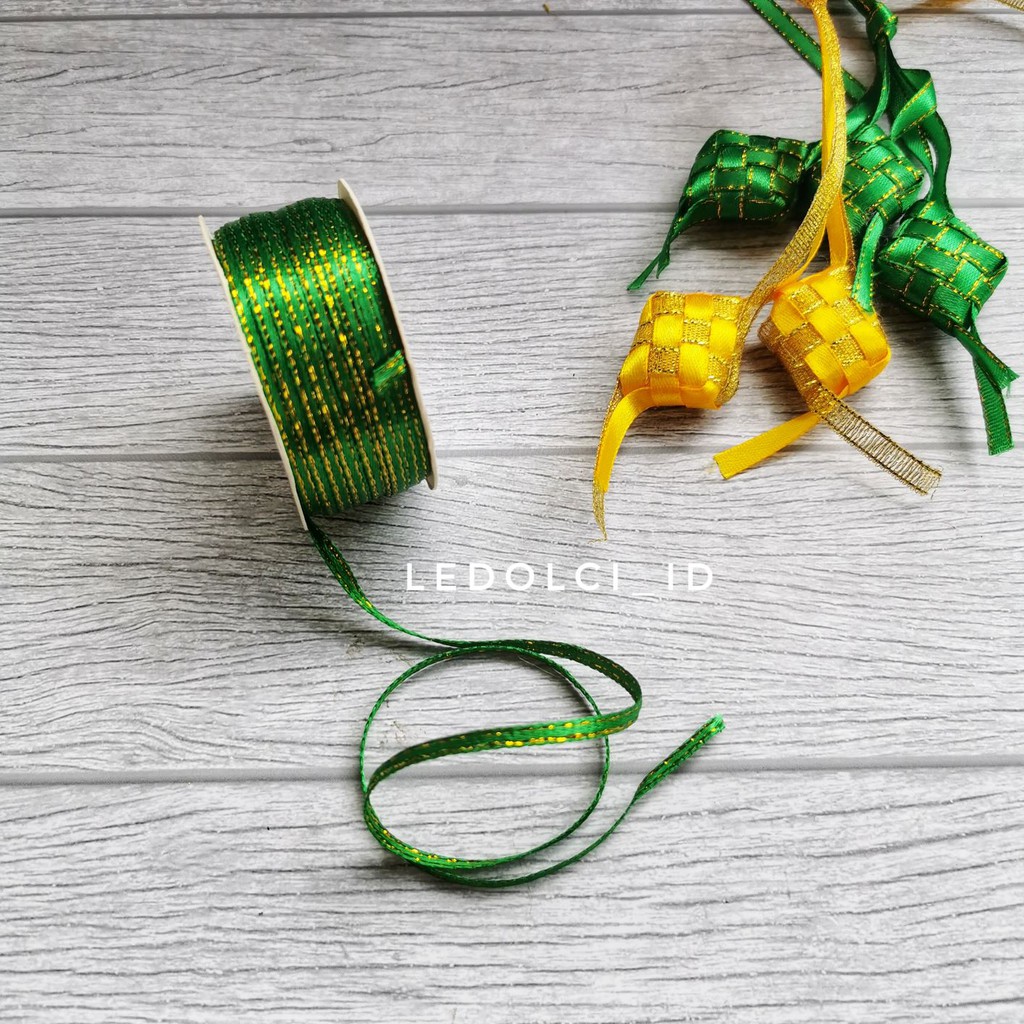 

PITA SATIN TIPIS PINGGIRAN EMAS PER METER KOTAK HAMPERS LEBARAN IDUL FITRI