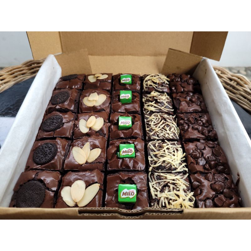 

Brownies Fudgy Crust Size 20x20 isi 25 potong