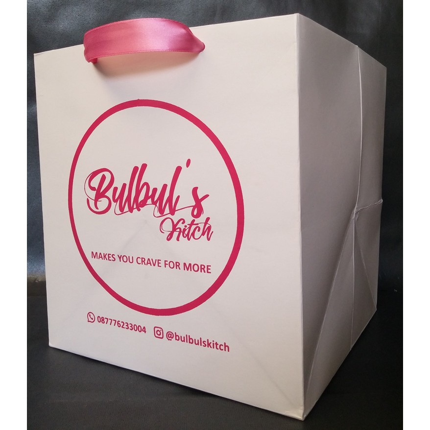 

Tas Kertas Ivory Sablon Satu Sisi Satu Warna Ukuran PLT 22x22x22 Cm Berpita Pink Bagus Kuat Murah