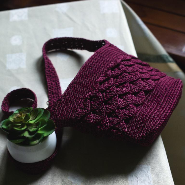 TAS WANITA RAJUT SISIK SLEMPANG WARNA MERAH MAROON