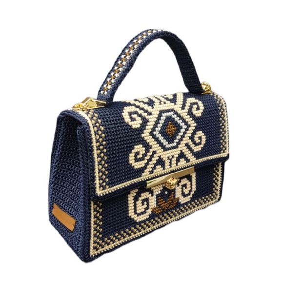 Tas rajut kristik motif Dayak