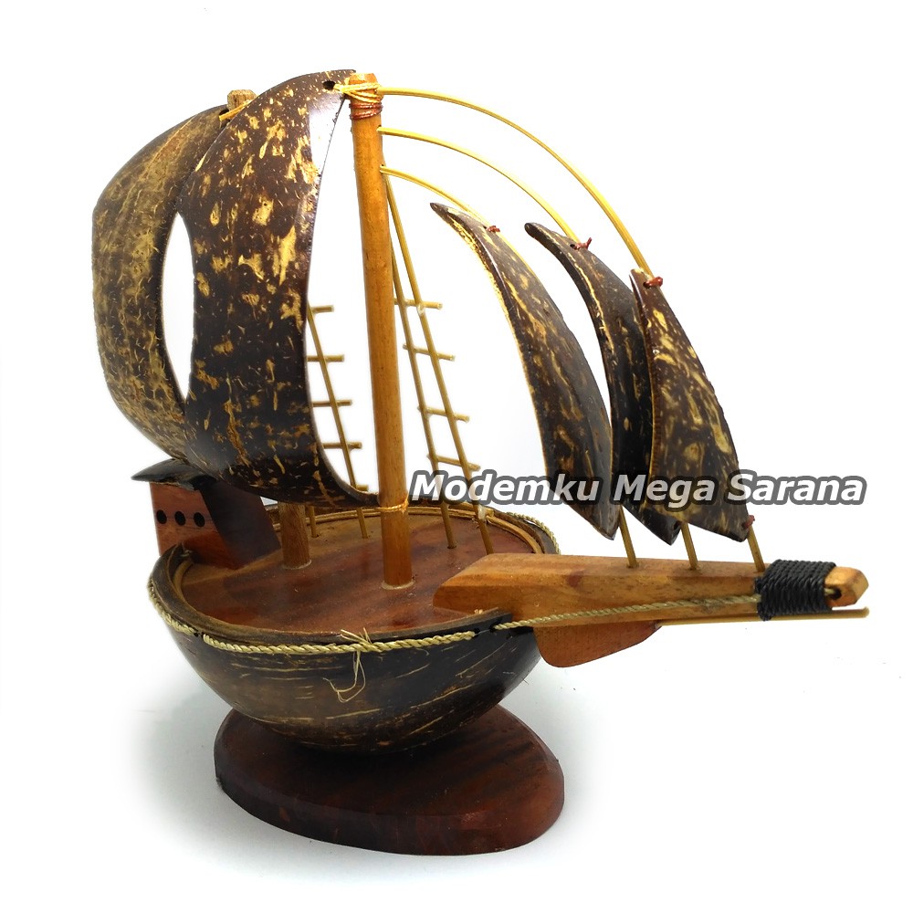 Miniatur Kapal Pinisi Dewaruci Batok Kayu 23x11x21 cm