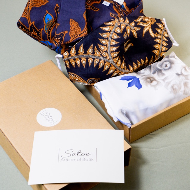 

Hampers/Kado/Bingkisan/Gift Lebaran/Idul Fitri/Ulang Tahun Batik Satoe PAKET B Batik-Hijab-Masker