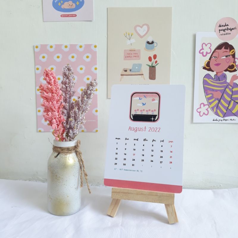 

Kalender Meja 2022 dengan Stand Holder Kayu (free paper clips)