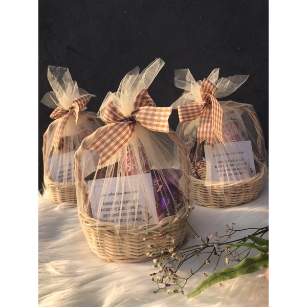 

HAMPERS KERANJANG ROTAN ISI SNACK/ KADO ULANG TAHUN/KADO WISUDA/KADO MURAH/KADO UNIK/HAMPERS WISUDA