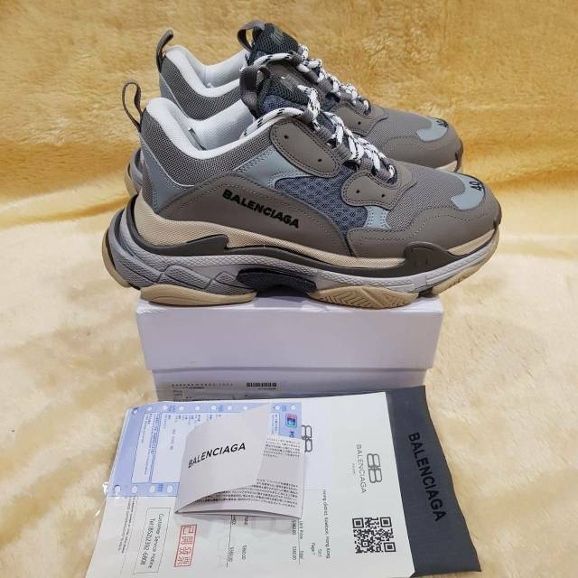 Sepatu Balenciaga Triple S Grey