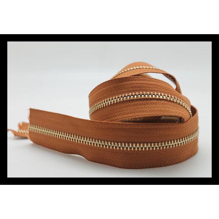 

Zipper / Retsleting No. 5 Gerigi Emas Produk Terbatas