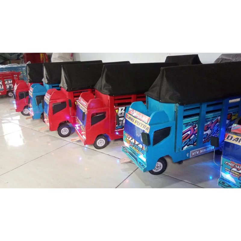 Truk kayu murah miniatur truk Fuso truk Giga variasi stiker terpal lampu bisa nyala