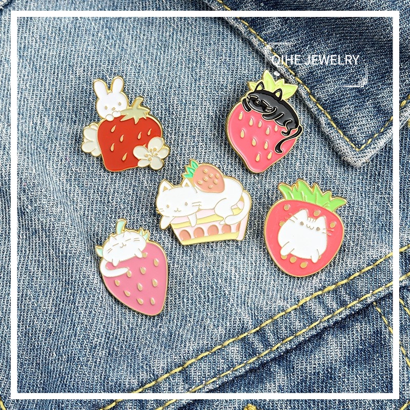 Bros Pin Enamel Desain Kartun Kucing / Kelinci / Kue / Strawberry Untuk Anak