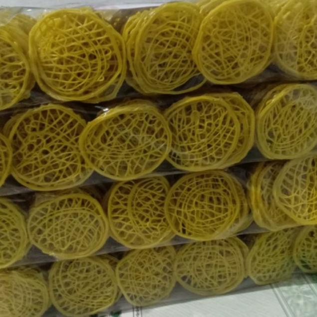 

★ kerupuk mie kuning mentah sedang 500 gram ✱