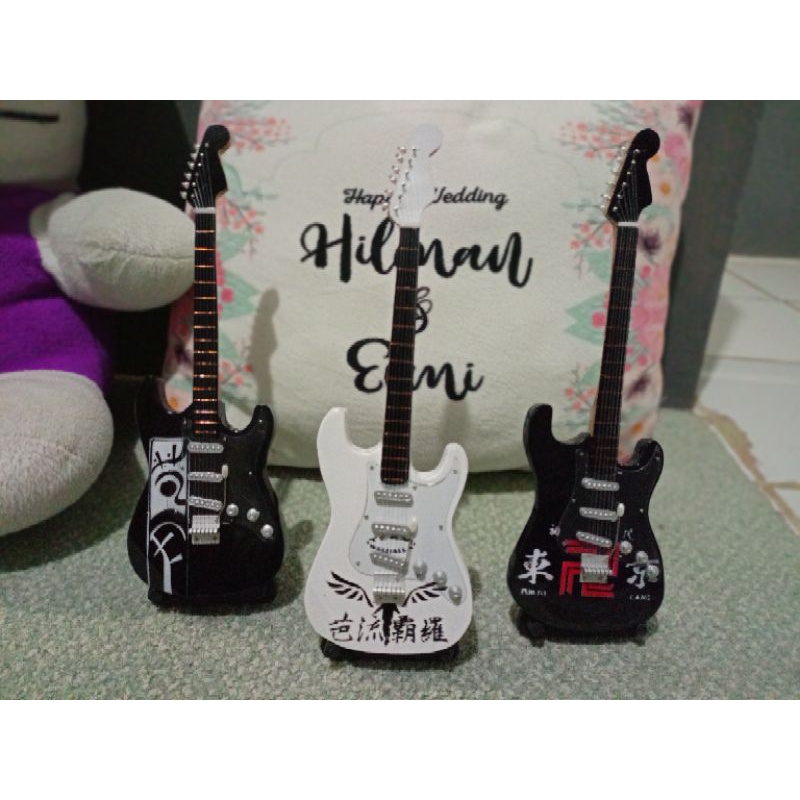 pajangan Miniatur Guitar Kayu Anime TokyoRevengers Valhalla Bonten Toman  / hiasan / dekorasi rumah /  murah / pajangan kamar tidur