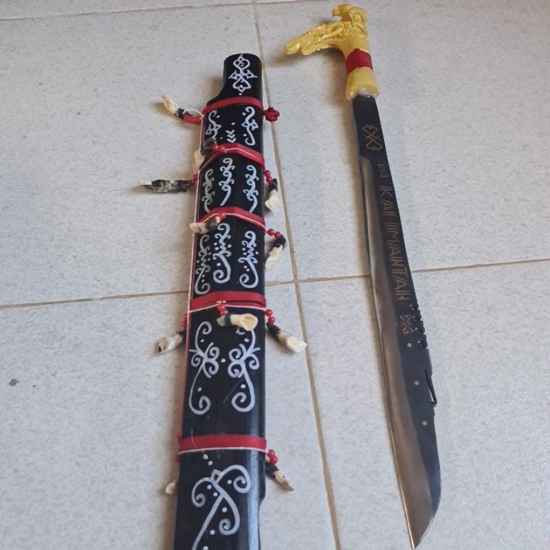 Mandau asli khas suku dayak kalimantan.panjang 60 cm